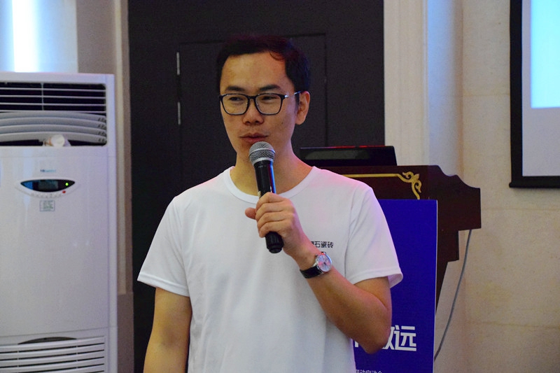 圖四:新濠大理石瓷磚策劃經(jīng)理 吳劍.jpg